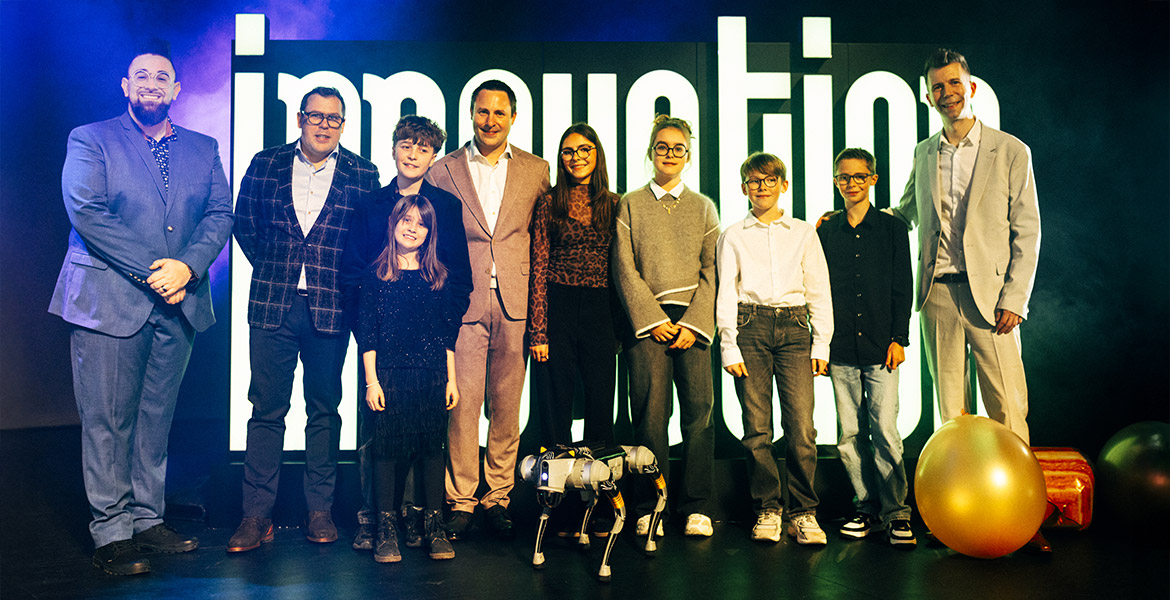 &Eacute;quipe d&rsquo;e-net.group et ABP Robotics lors du lancement 2026 de l&rsquo;appel &agrave; l&rsquo;innovation au Th&eacute;&acirc;tre Royal de Namur, avec d&eacute;monstration d&rsquo;un robot quadrup&egrave;de sur sc&egrave;ne devant une fresque 'innovation'.