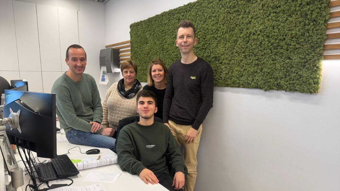 L’équipe e-net autour de Lilian dans la salle d’accueil.