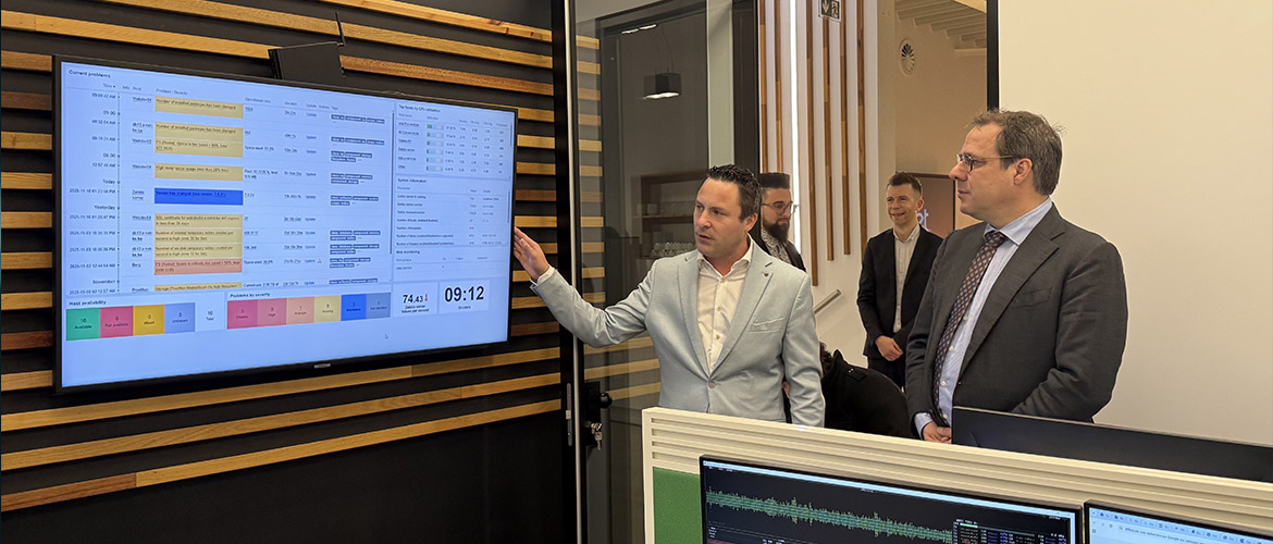 David Clarinval, en compagnie de Nicolas Pourbaix présentant un outil de monitoring