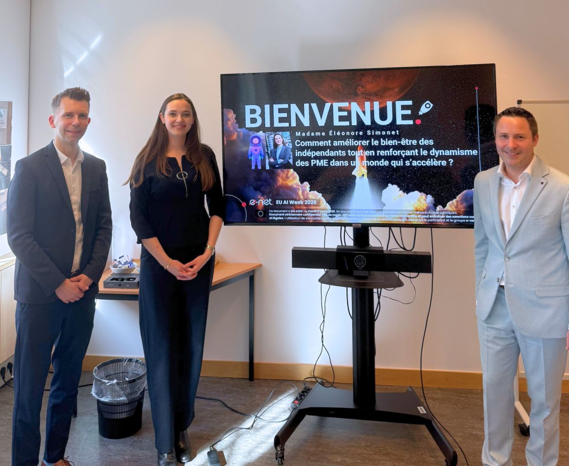 Photo avec El&eacute;onore Simonet, Ministre f&eacute;d&eacute;rale des Classes moyennes, des Ind&eacute;pendants et des PME aux c&ocirc;t&eacute;s de Nicolas Pourbaix, CEO e-net. group, et Sacha Peiffer, CEO e-net.