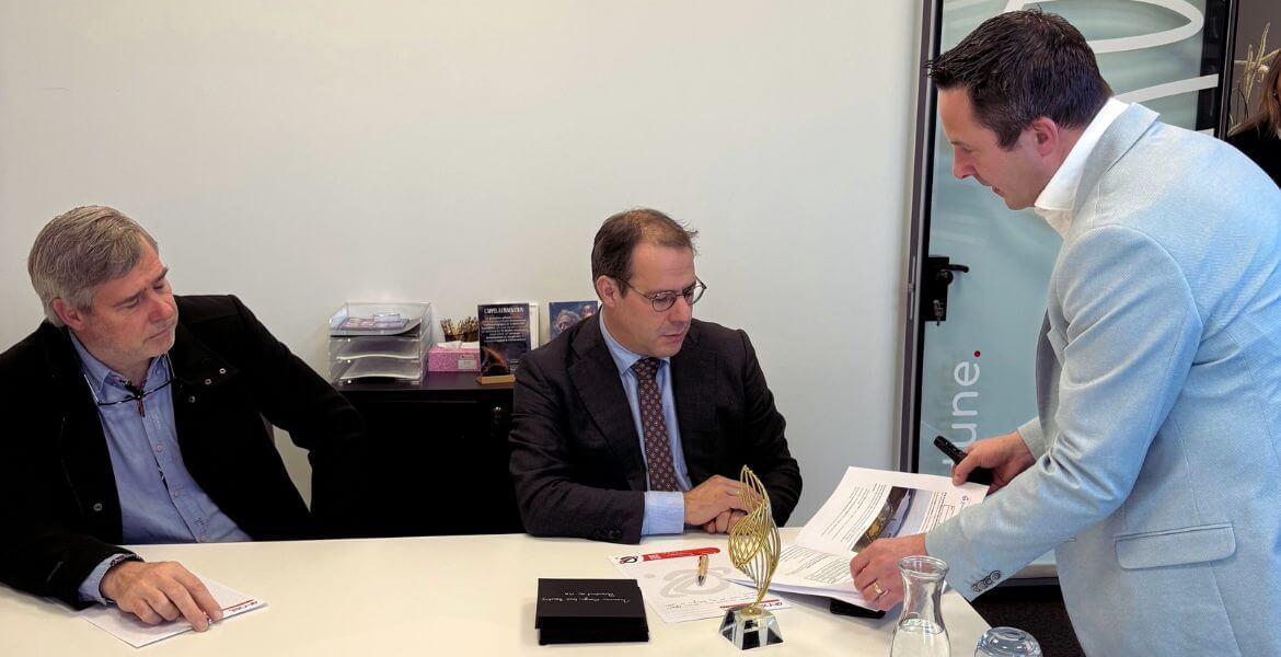 David Clarinval et Nicolas Pourbaix feuilletant un fascicule.