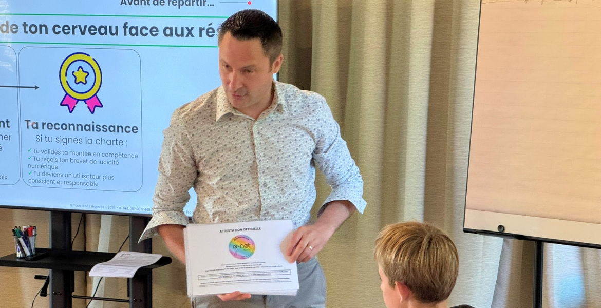 Nicolas Pourbais remt un certificat &agrave; un enfant