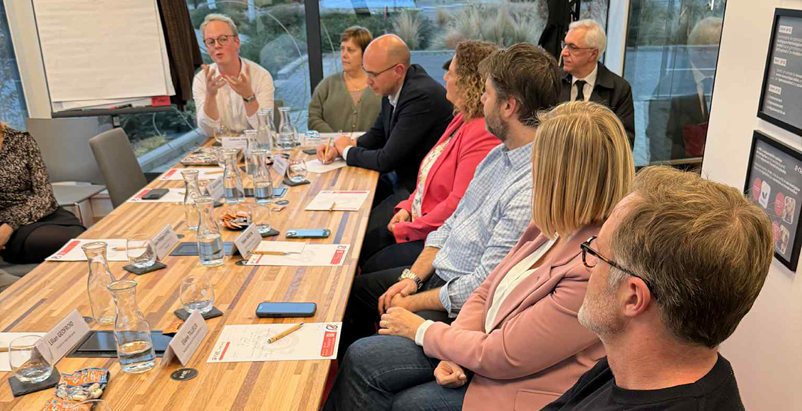 Paul Magnette et Eliane Tillieux, entourés de leur équipe, participant à l'atelier "Pain commun de l’innovation" organisé par le chef Ludovic Vanackere