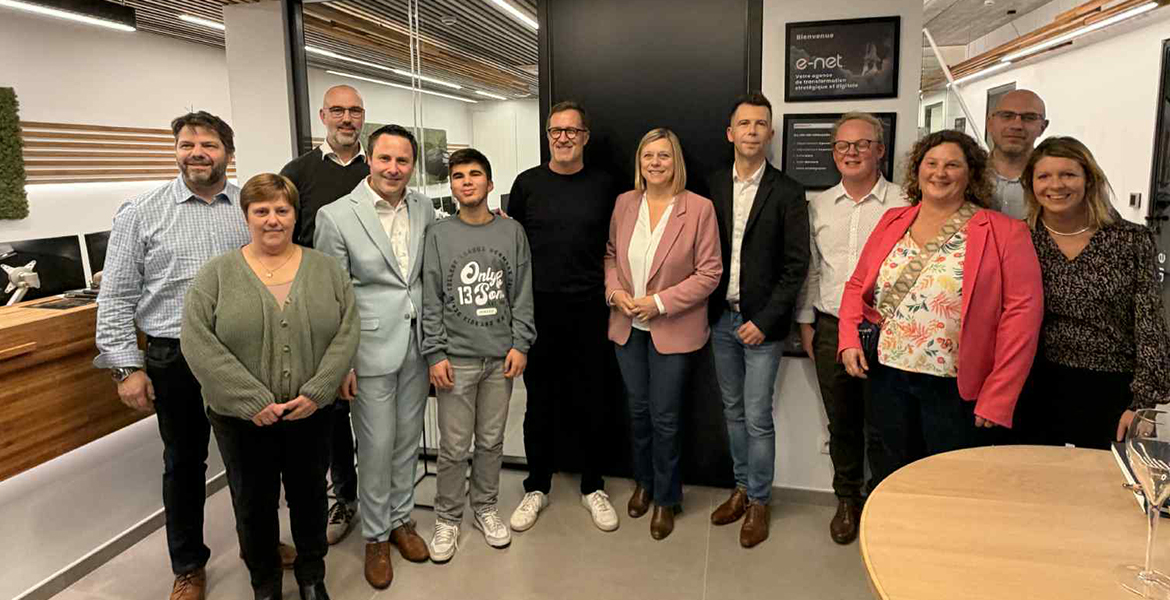 Paul Magnette et Eliane Tillieux entouré de leurs collaborateurs et de l'équipe e-net. group.