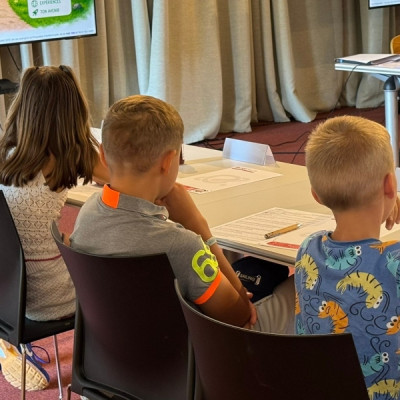 Jeunes et parents participant à un atelier de lucidité numérique NeuroTriForma®
