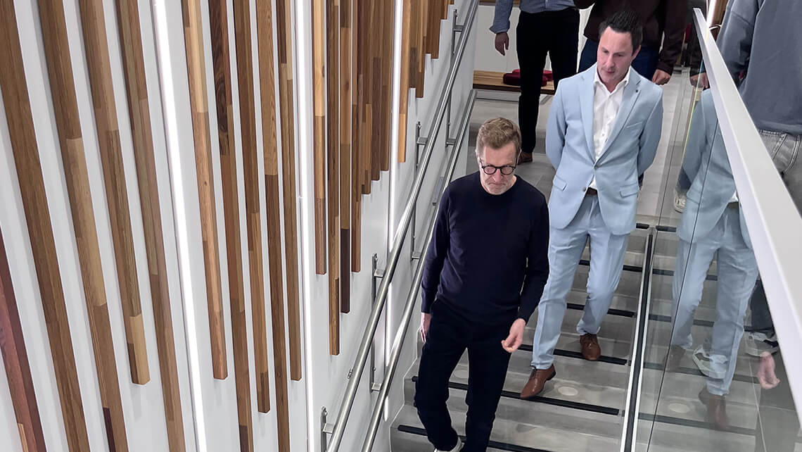 Paul Magnette, accompagné de Nicolas Pourbaix, fondateur d'e-net., découvrant les nouveaux bâtiments e-net. group.