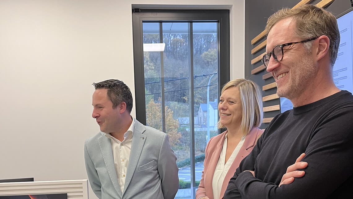 Paul Magnette, Eliane Tillieux et Nicolas Pourbaix souriants lors des visites des bureaux d'e-net. group.
