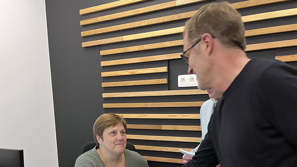 Paul Magnette faisant la rencontre de Fabienne du département expérience & RSE de e-net. group.