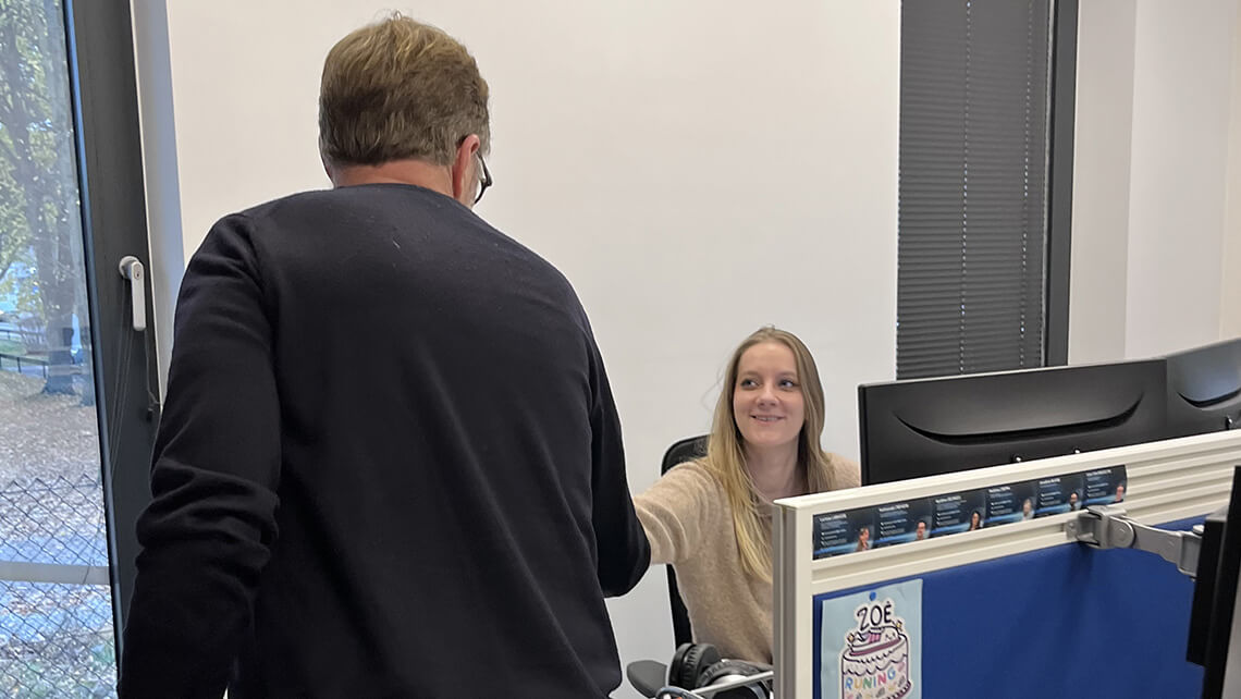 Paul Magnette, pendant sa découverte des bureaux e-net. group, rencontre Julie, notre rédactrice - diffuseuse chez e-net. group.