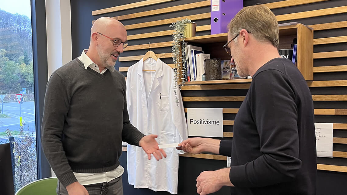 Jean-Philippe présentant un document à Paul Magnette, directeur des opérations chez e-net. group.