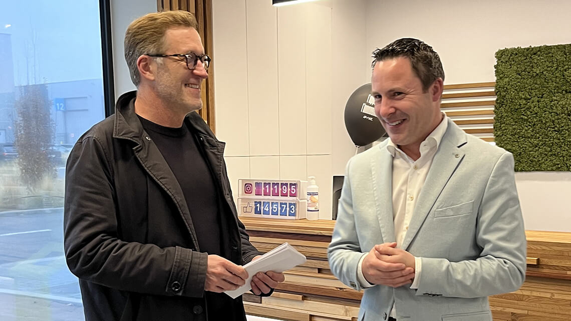 Paul Magnette et Nicolas Pourbaix, souriants, échangent quelques mots lors de son arrivée.