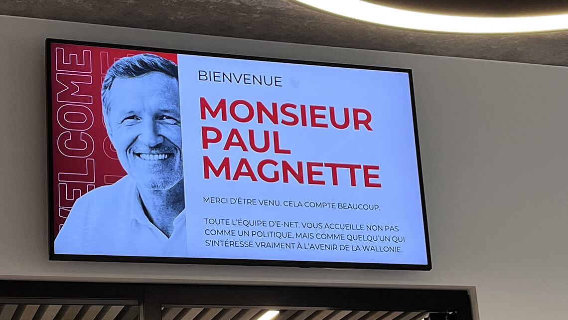 Notre écran d'accueil souhaitant la bienvenue à Paul Magnette, lors de sa visite le 14 novembre 2025.