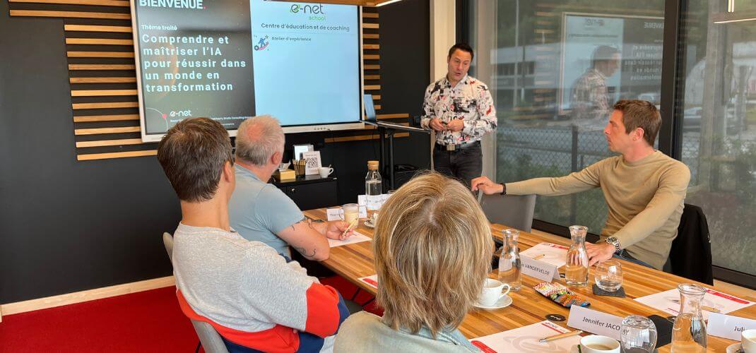 Formation dans les locaux e-net, avec Nicolas Pourbaix fondateur de e-net avec plusieurs participants assis autour d’une table.