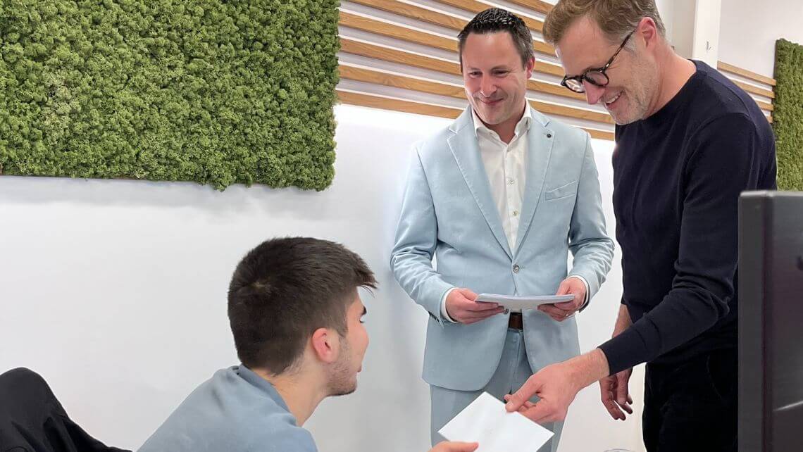 Paul Magnette et Nicolas Pourbaix donnant une lettre à Lilian