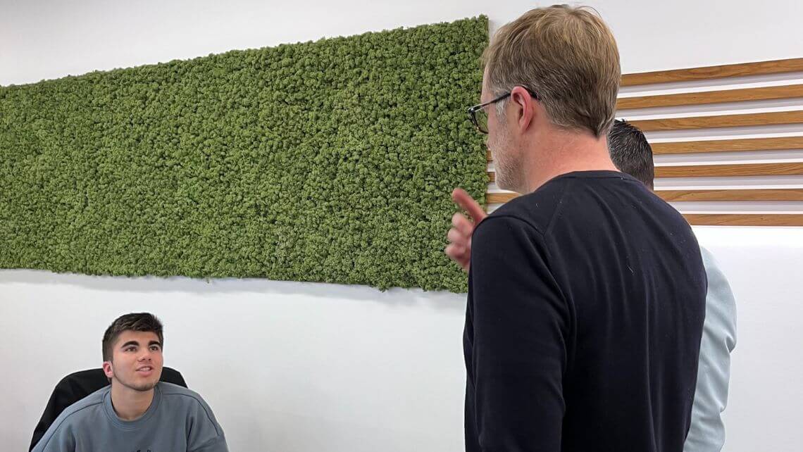 Paul Magnette et Nicolas Pourbaix discutant avec Lilian