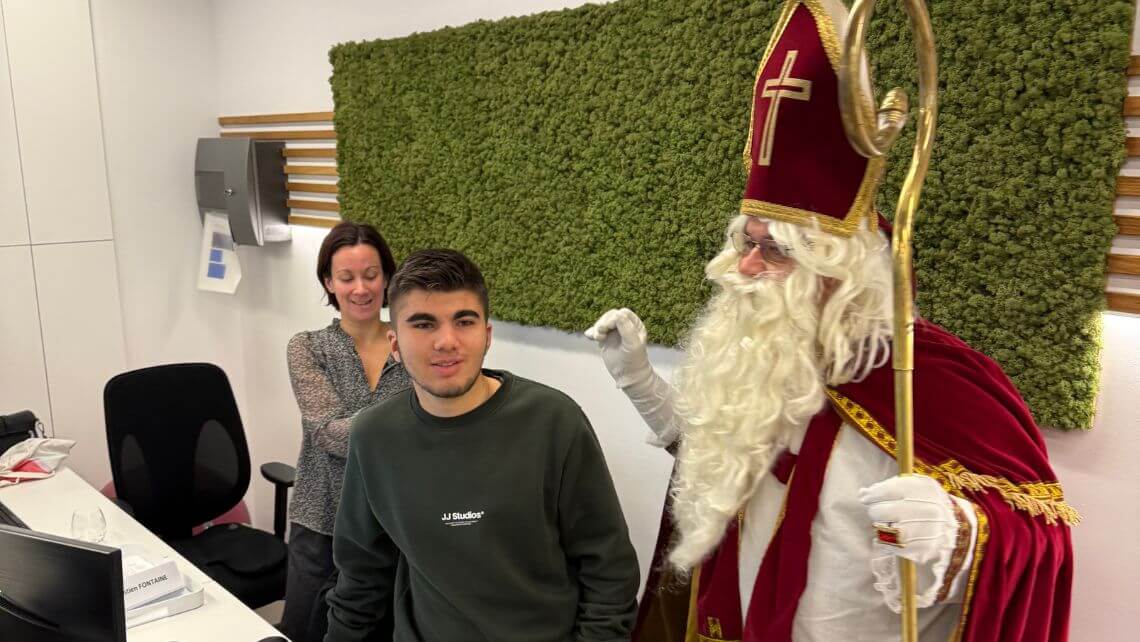 Lilian et des membres de l’équipe e-net avec Saint-Nicolas