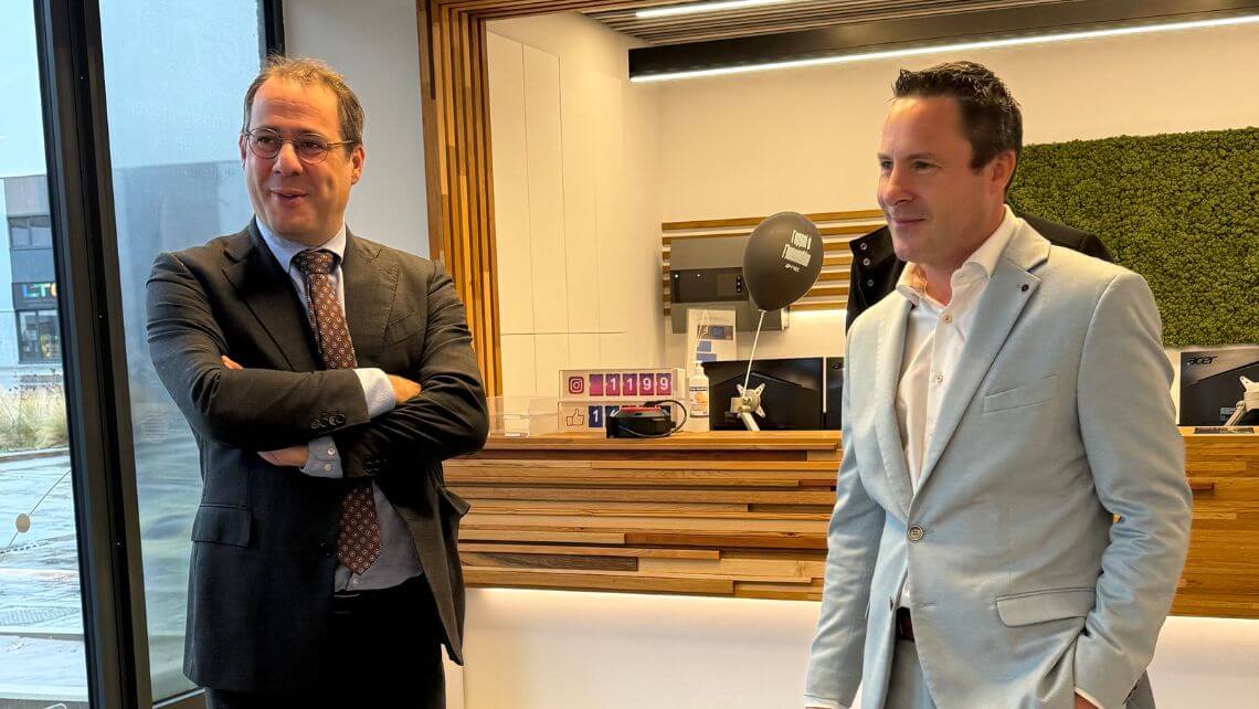 Nicolas Pourbaix et David Clarinval en train de discuter.