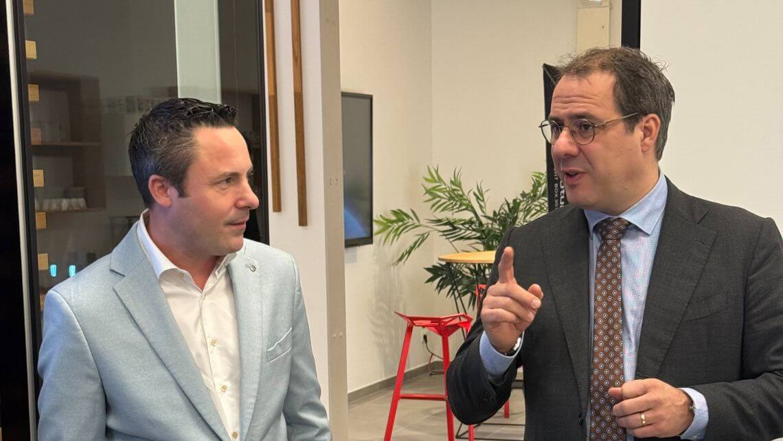 Nicolas Pourbaix et David Clarinval en train de discuter.