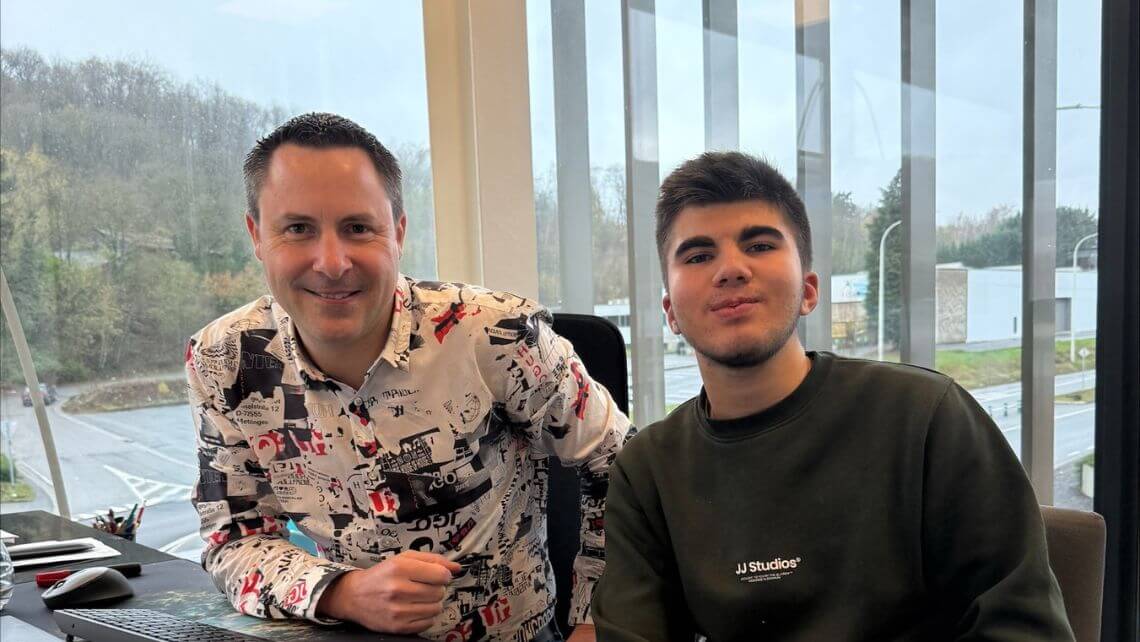 Lilian et Nicolas dans le bureau de Nicolas